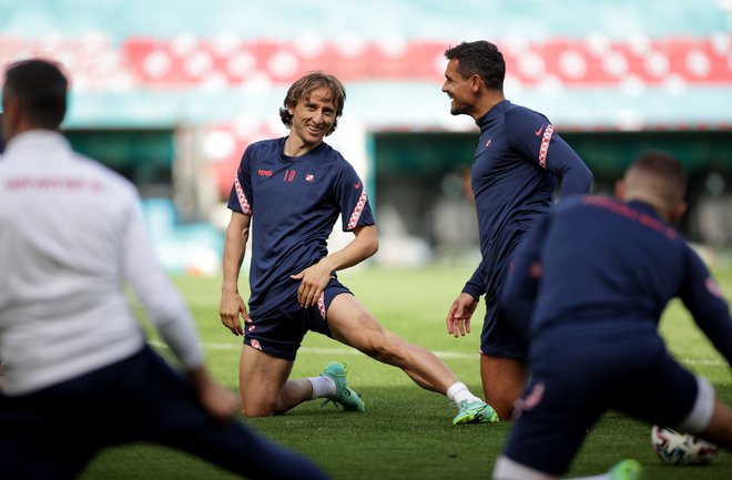 Luka Modrić in Dejan Lovren med treningom Hrvaške. FOTO: Hannah Mckay/Reuters