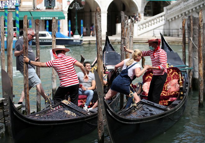 V Italiji je covid-19 terjal več kot 127.000 življenj, potrdili pa so več kot štiri milijone okužb z novim koronavirusom. FOTO: Yara Nardi/Reuters