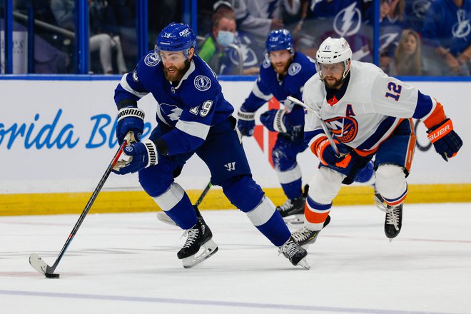 Tyler Johnson, center Tampe (na fotografiji levo),&nbsp;med odločilno sedmo tekmo z Joshem Baileyjem in ekipo New York Islanders&nbsp;v polfinalu. FOTO: Nathan Ray Seebeck/USA Today Sports