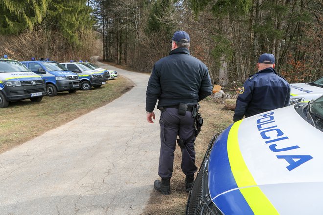 Policisti so četverico po aretaciji obtožili tudi, da so mu ukradli 2000 evrov in dva stara mobilna telefona. FOTO: Marko Feist