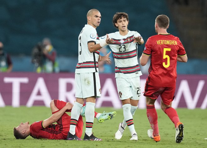 Joao Felix (desno) v pogovoru z belgijskim branilcem Janom Vertonghnom. FOTO: Thanassis Stavrakis/Reuters