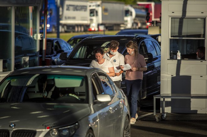 Elektronska oblika evropskega digitalnega potrdila o covidu-19 se bo samodejno posodabljala, kar pomeni, da bo policist na meji iz elektronske QR-kode lahko pridobil najnovejše podatke o cepljenosti. FOTO: Voranc Vogel