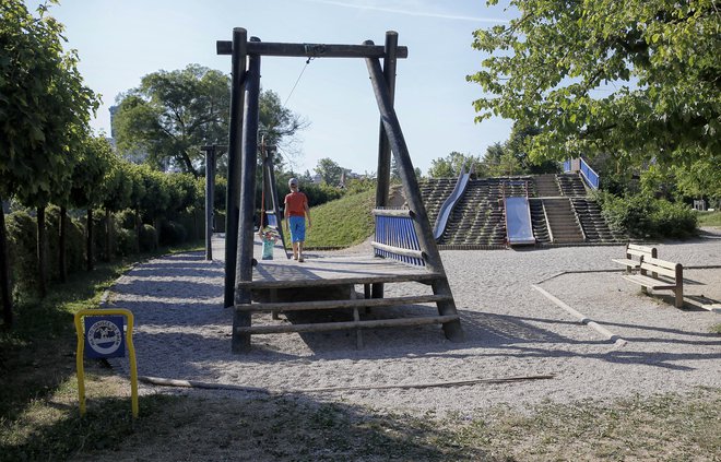 Otroško igrišče pri Čolnarni v Tivoliju naj bi prenovili prihodnje leto. FOTO: Blaž Samec/Delo