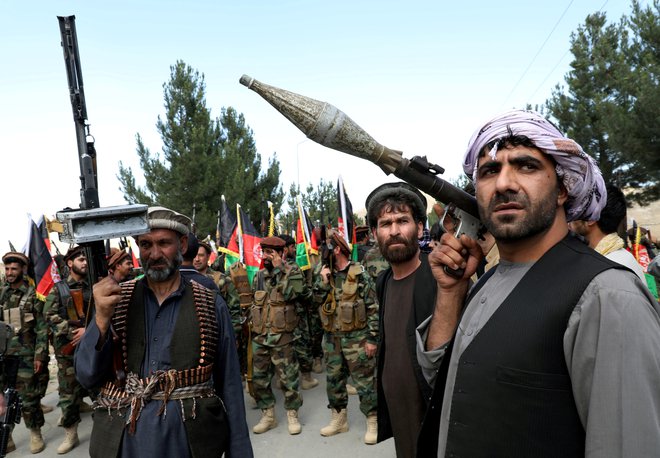 Afganistanske oblasti pod svojoeokrilje vabijo oborožene civiliste. FOTO: Reuters