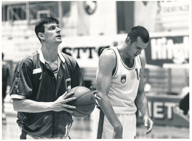 Slavko Kotnik (desno) in Teoman Alibegović (levo) sta s soigralci orala ledino v slovenski reprezentanci. FOTO: Aleš Černivec/Delo