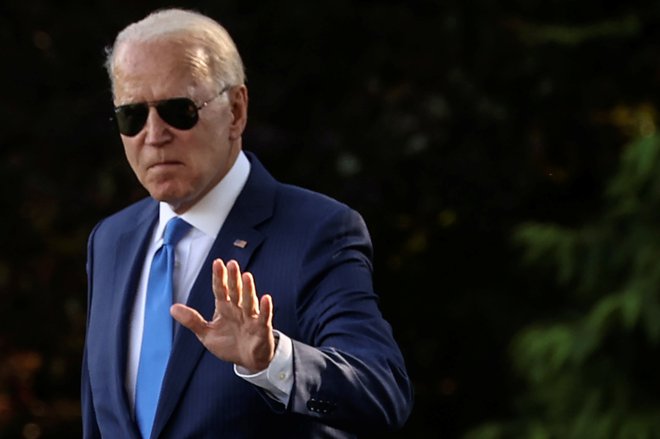 Ameriški predsednik Joe Biden je odobril zračne napade na položaje proiranskih milic v Iraku in Siriji. FOTO: Jonathan Ernst/Reuters