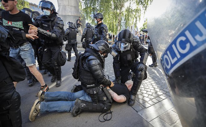 Policija je na Prešernovem trgu pridržala več pripadnikov skrajne desnice. FOTO: Jože Suhadolnik