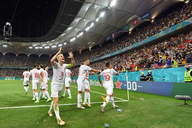 Mario Gavranović je z golom v izdihljajih rednega dela tekme zagotovil Švicarjem podaljšek. FOTO: Justin Setterfield/AFP