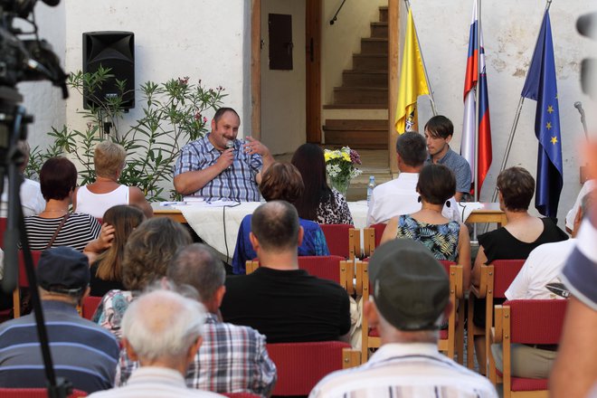 Srečko Lampret med predstavitvijo zbirke. FOTO Osebni arhiv