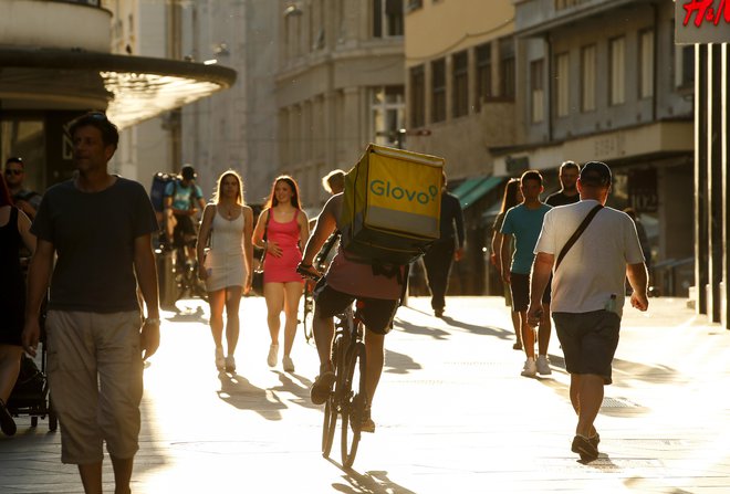 Na ljubljanskih ulicah so se začeli pojavljati rumeni nahrbtniki Glovo. FOTO: Matej Družnik