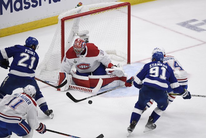 Vratar Montreala Carey Price v prvi finalni tekmi končcie v NHL ni bil kos valom napadov domačih hokejistov, centrov Brayden Pointa&nbsp; in Stevena Stamkosa (91). FOTO: Douglas Defelice/Usa Today Sports