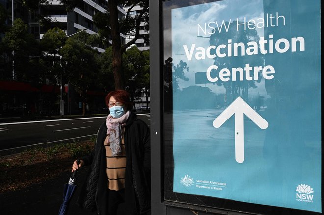 V Avstraliji je polno cepljenih samo pet odstotkov prebivalcev in s tem močno zaostajajo za skoraj vsemi drugimi razvitimi državami, kar spodbuja bojazen hujših posledic širjenja, če se ne bo okrepilo cepljenje. FOTO: Saeed Khan/AFP