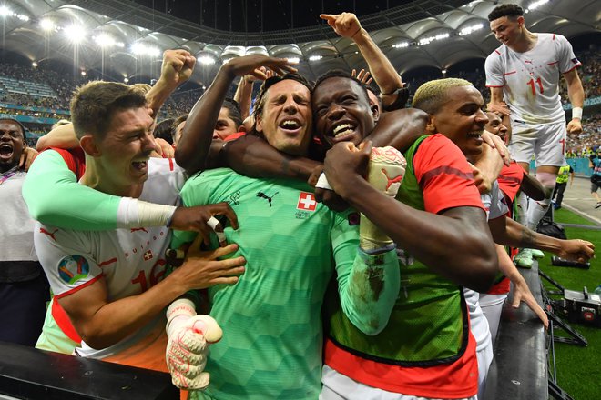 Švica je pripravila največje epresenečenje na evropskem prvenstvu, njen vratar Yann Sommer pa je bile den od velikih junakov zmage proti Franciji. FOTO: Justin Setterfield/AFP