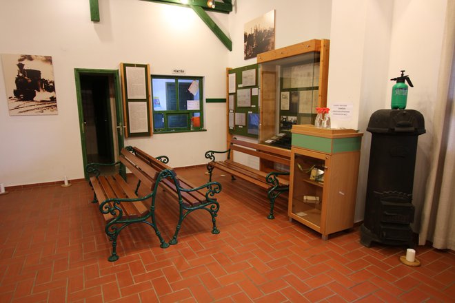 Muzejček na začetni postaji v Lentiju je urejen kot starinska čakalnica. FOTO: Jože Pojbič/Delo