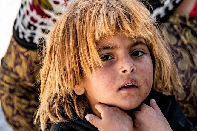 Portret sirskega otroka, ki je s starši zaradi vojne pobegnil iz Ras al-Aine, obmejnega mesta, ki ga nadzirajo Turčija in njeni sirski pooblaščenci. FOTO: Delil Souleiman/Afp<br />
<br />
&nbsp;