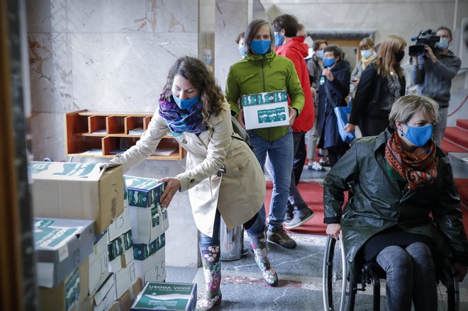 Oddaja podpisov v državni zbor za razpis referenduma proti škodljivemu zakonu o vodah. FOTO: Uroš Hočevar/Delo