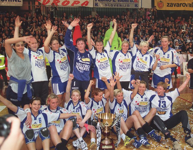 Rokometašice Krima so se pred 20 leti veselile prvega naslova evropskih prvakinj: FOTO: dokumentacija Dela