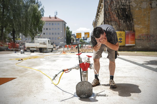 Med delavci, ki so najbolj izpostavljeni vremenu in s tem tudi poletni vročini, so prav gotovo tisti, ki si kruh služijo v gradbeništvu. FOTO: Uroš Hočevar/Kolektiff