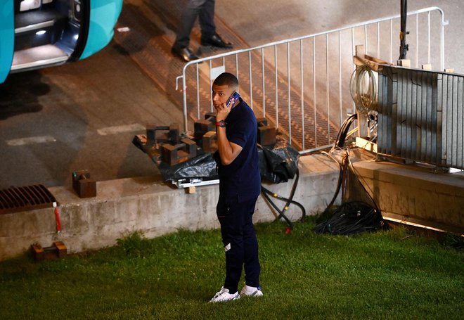 Kylian Mbappe je že uro po porazu čivknil in se opravičil za spodrsljaj. FOTO: Franck Fife/AFP