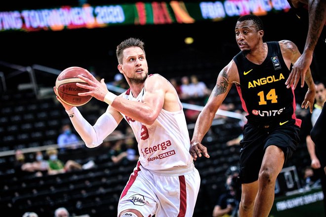 Mateusz Ponitka (levo) je bil najboljši poljski strelec na tekmi z Angolo. Desno&nbsp;Edson Ndoniema. FOTO: FIBA