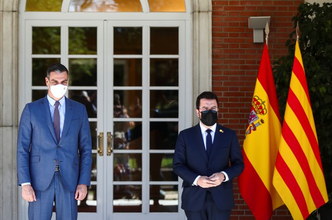 Pere Aragonès in Pedro Sánchez sta se pogovarjala v palači Moncloa. Foto Sergio Perez/Reuters