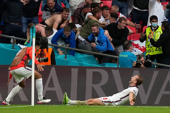 Angleški napadalec Harry Kane je takole proslavil mojstrsko doseženi gol za zmago nad Nemčijo z 2:0. FOTO: Frank Augstein/AFP