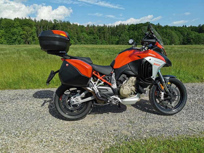 Bočna silhueta motocikla pove, da gre za športno-potovalni motocikel visokega razreda. Foto Jan Jolič Lieven