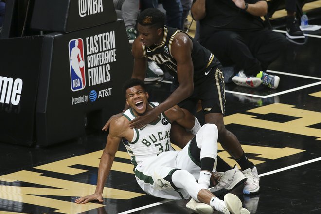 Atlanta je izenačila izid v zmagah proti Milwaukeeju, prvi zvezdnik poraženega moštva Giannis Antetokounmpo pa bo moral še počakati na diagnozo, kako huda je poškodba kolena. FOTO: Brett Davis/Usa Today Sports