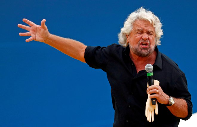 Beppe Grillo je svojim že dolgo razdvojenim internetnim sledilcem sporočil, da vrhovni voditelj gibanja ostaja samo on. FOTO: Max Rossi/Reuters