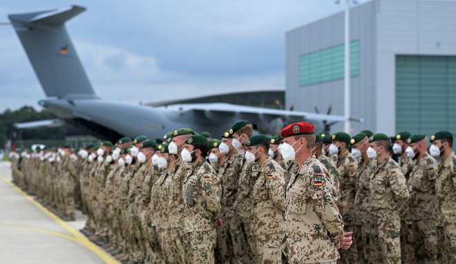 Postroj nemških vojakov na letališču v Wunstorfu, ki so se danes kot zadnji vrnili iz Afganistana. FOTO: Hauke-Christian Dittrich/REUTERS