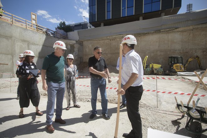 Temeljni kamen za Strabagovo poslovno stavbo sta včeraj položila župan Ljubljane Zoran Janković in predstavnik Strabaga Real Estate Michael Markart (desno). FOTO: Jure Eržen/DElo