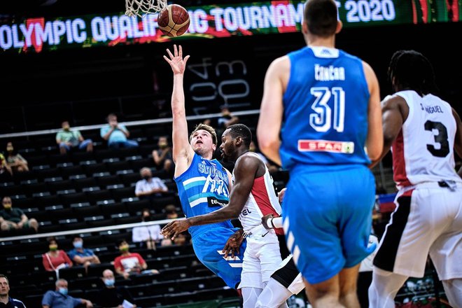 Luka Dončić se je vrnil v dres z državnim grbom in igra prvo uradno tekmo po finalu eurobasketa 2017. FOTO: Fiba