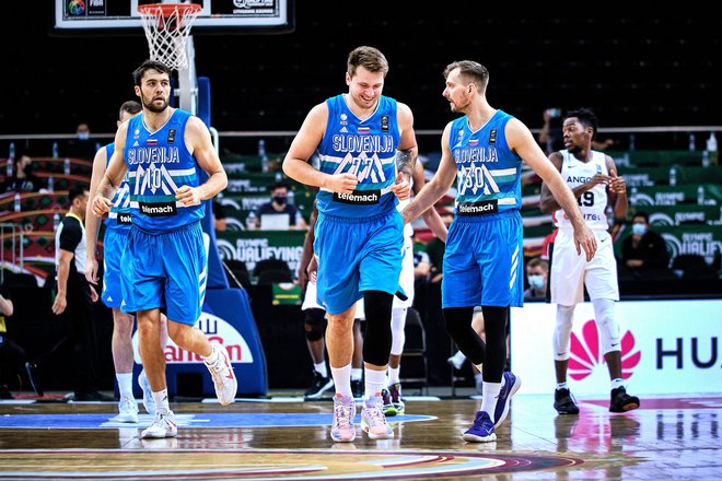 Mike Tobey, Luka Dončić in Zoran Dragić so uspešno opravili prvi korak proti Tokiu. FOTO: FIBA