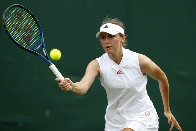 Kaja Juvan je navdušila z zbrano predstavo in za uvod v Wimbledon ugnala favorizirano Belindo Benčič, 11. igralko sveta. FOTO: Paul Childs/Reuters