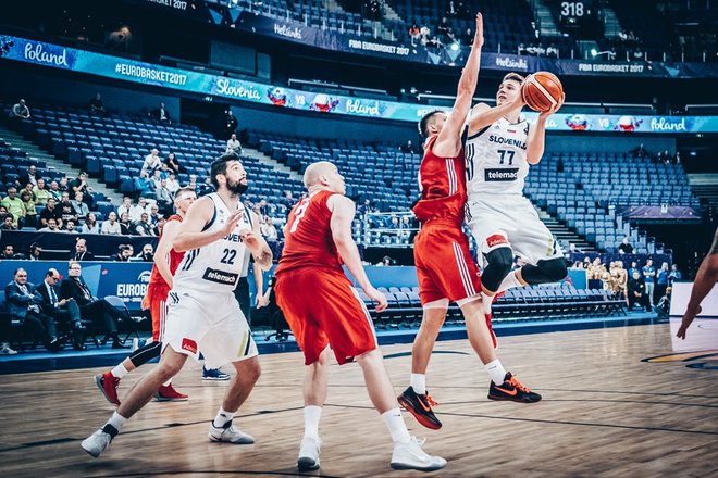 Luka Dončić je odigral prvo uradno tekmo za Slovenijo na EP 2017 prav proti Poljakom. FOTO: FIBA