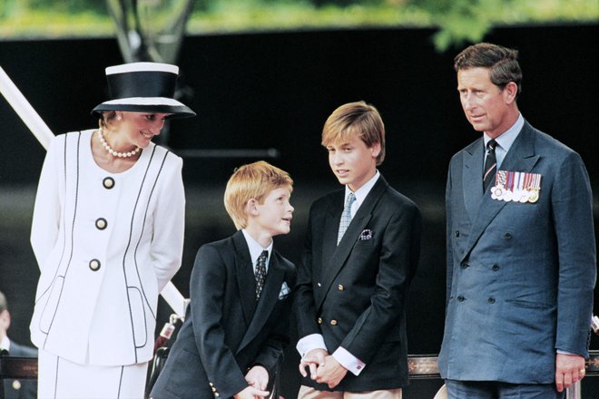Diana s Charlesom in sinovoma Harryjem in Williamom dve leti pred tragično smrtjo. FOTO: Johnny Eggitt/AFP