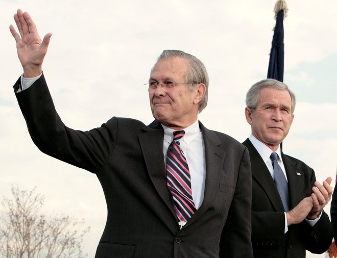 Donald Rumsfeld s predsednikom Georgeem W. Bushem leta 2006. FOTO: Larry Downing/Reuters