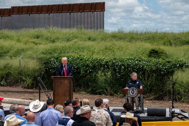 Trump svojega naslednika Joeja Bidna obtožuje ustavitve gradnje zidu na meji z Mehiko. FOTO: Sergio Flores/AFP