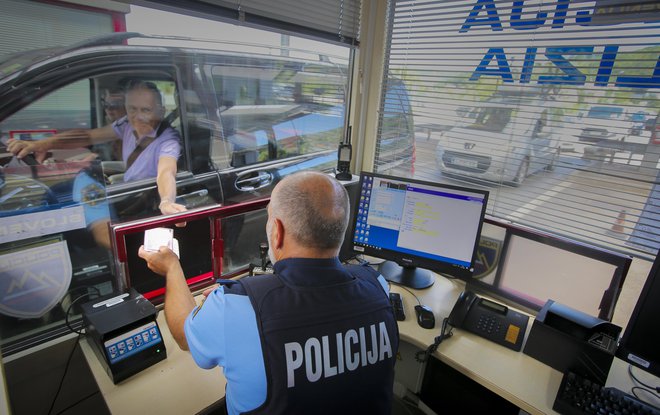 Na Hrvaškem držav ne delijo več po barvah, temveč so za vse enaka pravila ob vstopu. FOTO: Jože Suhadolnik/Delo