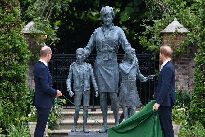 &raquo;Vsak dan si želimo, da bi bila še vedno z nami, in upamo, da bo ta kip za vedno simbol njenega življenja in zapuščine,&laquo; sta včeraj dejala britanska princa William in Harry. FOTO: AFP