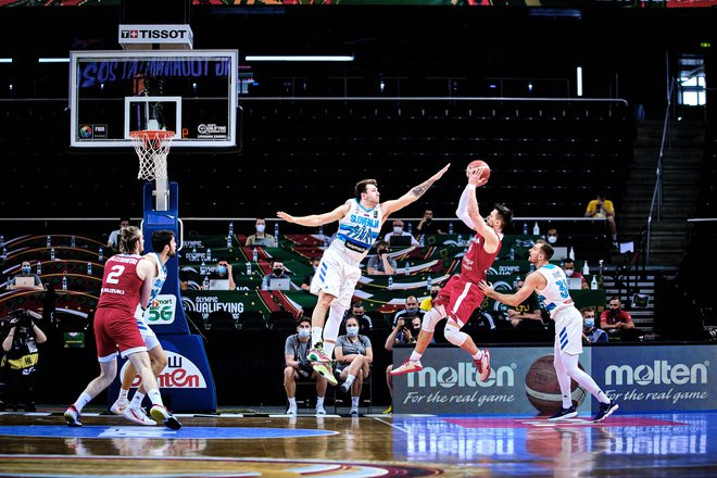 Luka Dončić (v skoku) je bil visoka ovira za Poljake tudi v obrambi. Desno Zoran Dragić, levo Mike Tobey. FOTO: FIBA