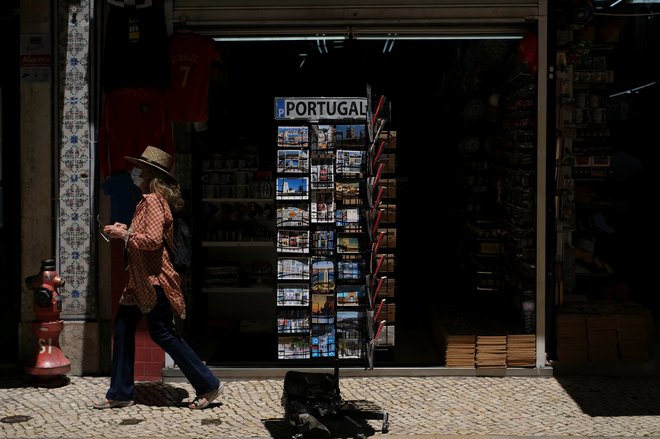 Lizbonske ulice na začetku poletja spet samevajo. FOTO: Pedro Nunes/Reuters
