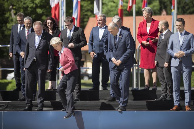 Skupinska slika komisarjev in ministrov, na kateri ni Fransa Timmermansa. FOTO:&nbsp;Jure Eržen/Delo&nbsp;