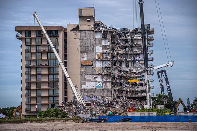 Vseh žrtev sesutja dela zgradbe še niso našli, a že se v Miamiju bojijo orkanov.&nbsp;FOTO: Giorgio Viera/Afp