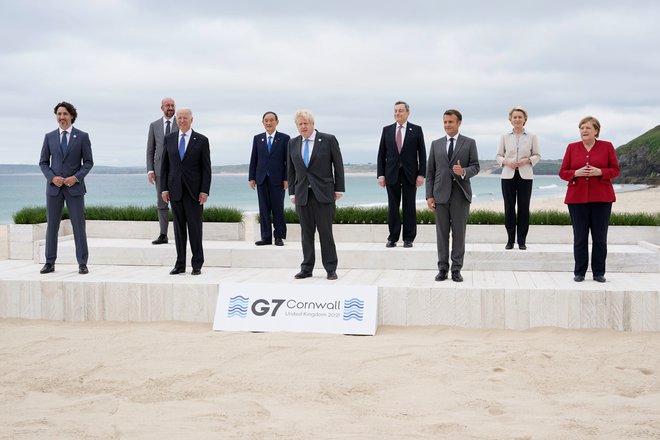 Udeleženci G7 so se zavezali skupnim demokratičnim vrednotam in dogovorili o pobudi B3W (zgraditi boljši svet). Na fotografiji z leve: kanadski premier Justin Trudeau, predsednik evropskega sveta Charles Michel, ameriški predsednik Joe Biden, japonski premier Jošihide Suga, britanski premier Boris Johnson, italijanski premier Mario Draghi, francoski predsednik Emmanuel Macron, predsednica evropske komisije Ursula von der Leyen in nemška kanclerka Angela Merkel.<br />
FOTO: Patrick Semansky/Reuters