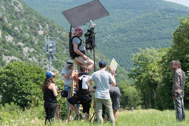 Jan Cvitkovič je svoj novi kratki film <em>Ženska, drevo in sekira </em>snemal v Solkanu, ki se mu je oddolžil z lepim vremenom.<br />
FOTO: Hana Slapar