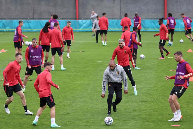 Pomočnik belgijskega selektorja Thierry Henry je takole uigraval ekipo na treningu. Foto Kenzo Tribouillard/AFP