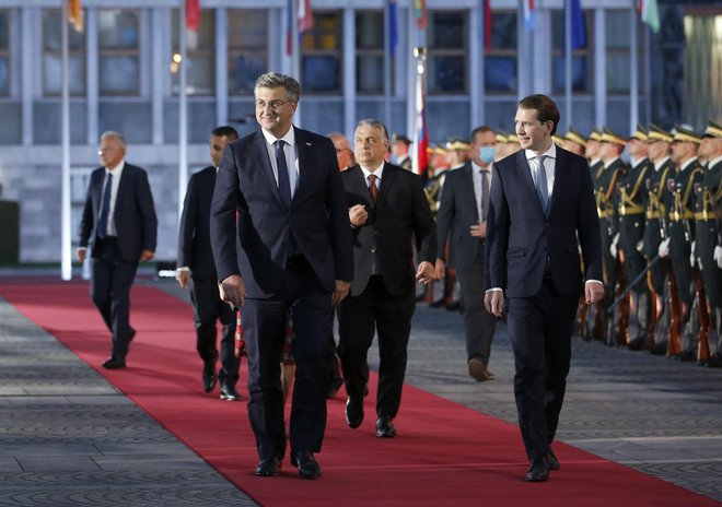 Predsedniki vlad Hrvaške, Madžarske in Avstrije Andrej Plenković (levo), Viktor Orbán (v ozadju) in Sebastian Kurz (desno).