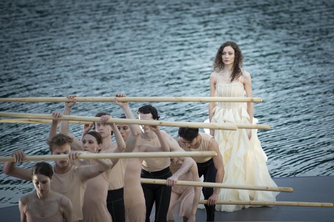 Predstava Povodni mož je bila zaradi plavajočega odra izziv za šestnajst baletnih plesalcev. FOTO: Eu2021si