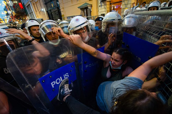 Turške protestnice se spopadajo s policijo v Istanbulu, med demonstracijami proti odločitvi Turčije, da odstopi od Istanbulske konvencije. Turški predsednik Recep Tayyip Erdogan je marca izzval mednarodno ogorčenje z izstopom od prve zavezujoče pogodbe na svetu, ki se zavzema za pravice žensk in za boj proti nasilju nad ženskami, znane kot Istanbulska konvencija. FOTO: Yasin Akgul/Afp<br />
&nbsp;
